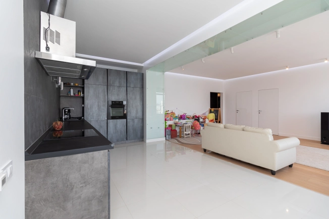 Купить двухкомнатную квартиру на улице 10 лет Октября в Омске. Вариант № 5498, 6, площадь -  квм, цена 12600000 рублей