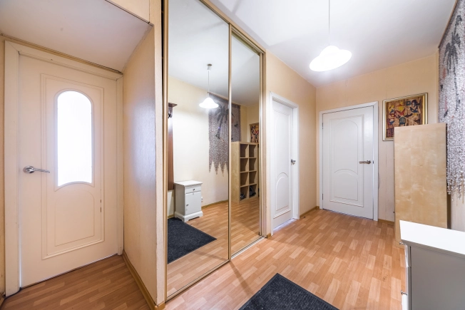 Купить двухкомнатную квартиру у метро Проспект Большевиков в Санкт-Петербурге. Вариант № 2012, 9, площадь -  квм, цена 12350000 рублей