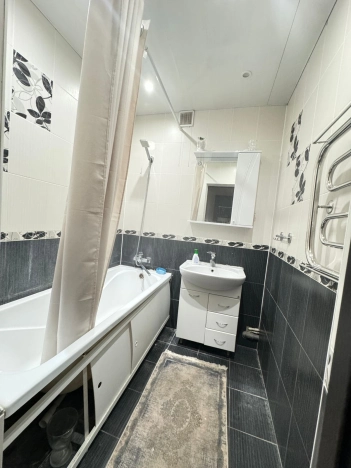 Купить трехкомнатную квартиру на вторичке в Микрорайоне 8-й, Элиста в Элисте. Вариант № 35077, 10, площадь -  квм, цена 7100000 рублей