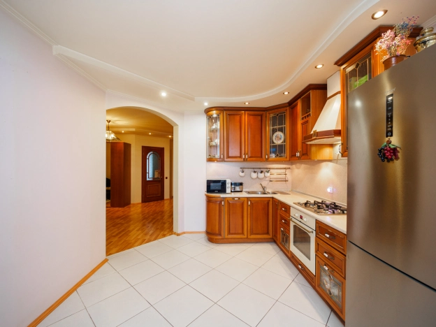 Купить трехкомнатную квартиру в Омске. Вариант № 7996512, 5, площадь -  квм, цена 15290000 рублей