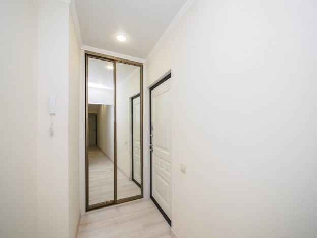 Купить трехкомнатную квартиру в Омске. Вариант № 3868048, 19, площадь -  квм, цена 9800000 рублей