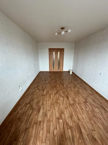 Купить трехкомнатную квартиру на вторичке в Микрорайоне 8-й, Элиста в Элисте. Вариант № 14355, 2, площадь -  квм, цена 4500000 рублей