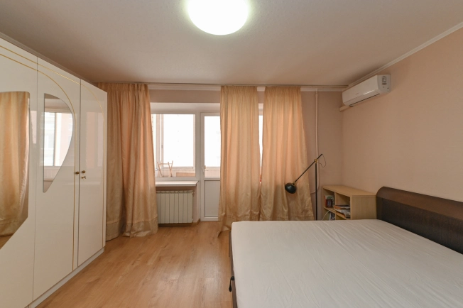 Купить трехкомнатную квартиру в Ростовской области. Вариант № 3414508, 7, площадь -  квм, цена 12950000 рублей