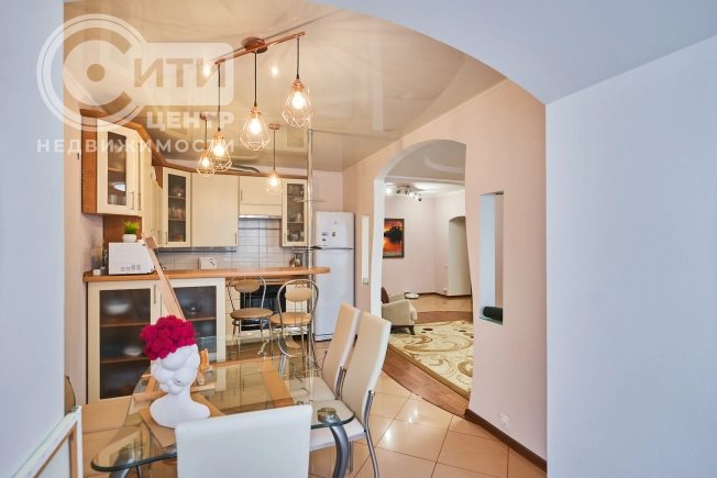 Купить квартиру на вторичке на улице Переверткина в Воронеже. Вариант № 14561, 5, площадь -  квм, цена 9650000 рублей