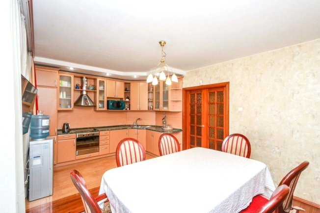 Купить трехкомнатную квартиру в Иркутске. Вариант № 9195640, 9, площадь -  квм, цена 16000000 рублей