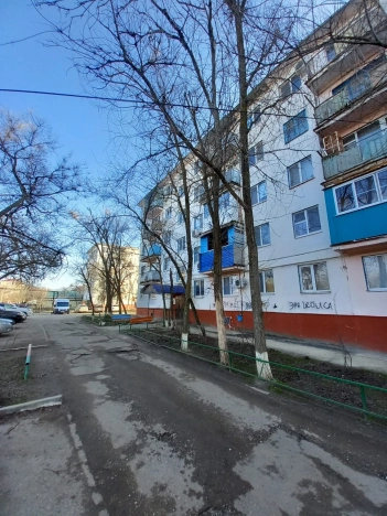 Купить трехкомнатную квартиру на вторичке в Микрорайоне 4-й, Элиста в Элисте. Вариант № 3122173, 9, площадь -  квм, цена 4500000 рублей