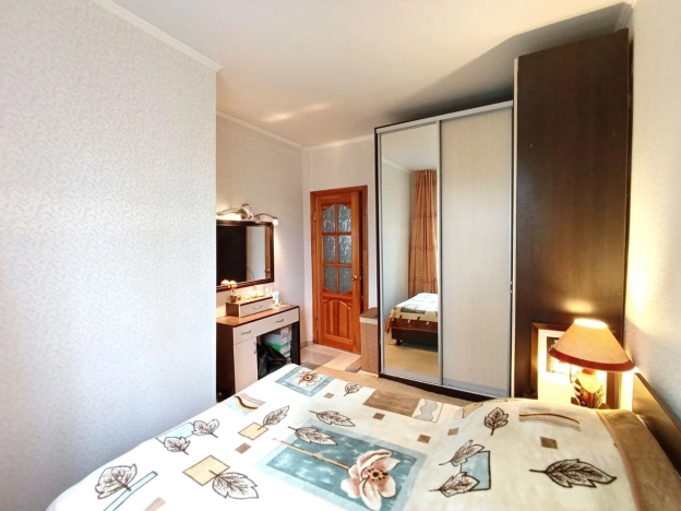 Купить трехкомнатную квартиру в Брянской области. Вариант № 11696, 4, площадь -  квм, цена 4500000 рублей