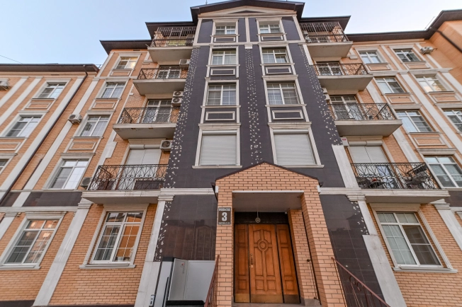 Купить трехкомнатную квартиру в Ростовской области. Вариант № 2897338, 18, площадь -  квм, цена 18400000 рублей