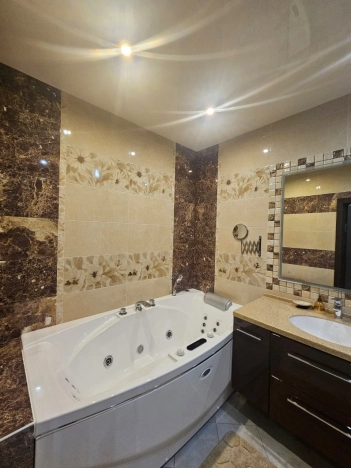 Купить трехкомнатную квартиру на улице Профсоюзная в Москве. Вариант № 10608856, 19, площадь -  квм, цена 22000000 рублей