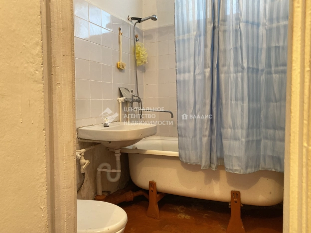 Купить двухкомнатную квартиру на вторичке в Рязанской области. Вариант № 9166939, 3, площадь -  квм, цена 1215000 рублей