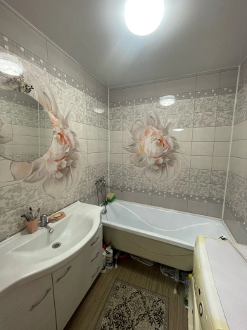 Купить однокомнатную квартиру на улице Рябиновая в Новосибирске. Вариант № 5552370, 4, площадь -  квм, цена 6350000 рублей