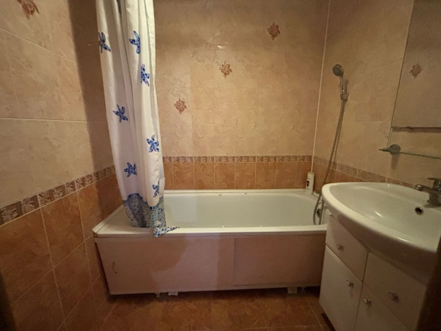 Купить трехкомнатную квартиру в Микрорайоне 8-й, Элиста в Элисте. Вариант № 29488, 7, площадь -  квм, цена 5700000 рублей