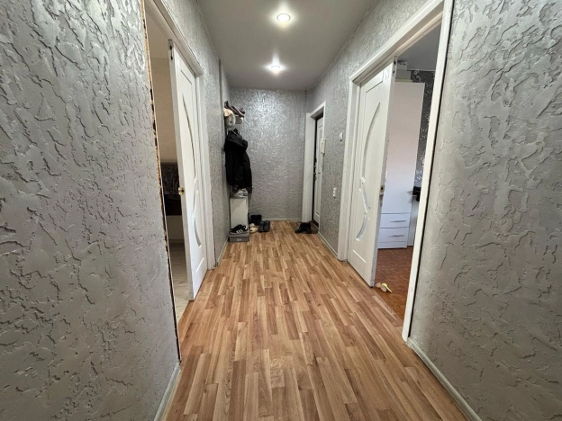 Купить трехкомнатную квартиру на вторичке в Микрорайоне 8-й, Элиста в Элисте. Вариант № 13644, 9, площадь -  квм, цена 4700000 рублей