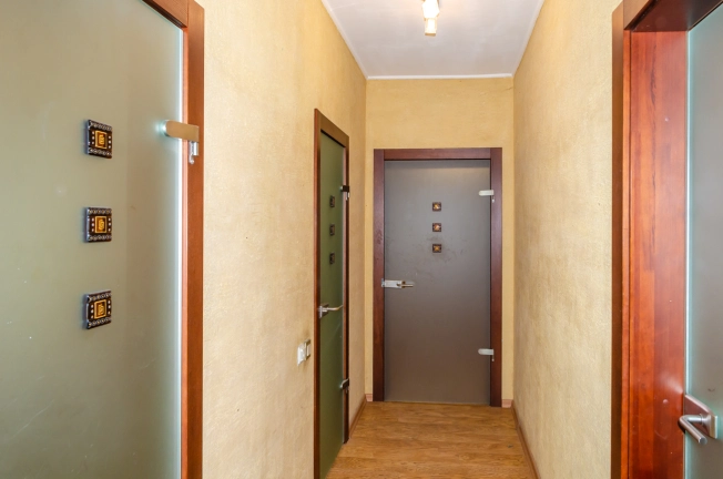 Купить трехкомнатную квартиру на улице Жилмассив в Новосибирской области. Вариант № 8657724, 34, площадь -  квм, цена 16900000 рублей