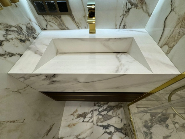 Купить двухкомнатную квартиру на вторичке у метро Молодежная в Москве. Вариант № 53318, 19, площадь -  квм, цена 44800000 рублей