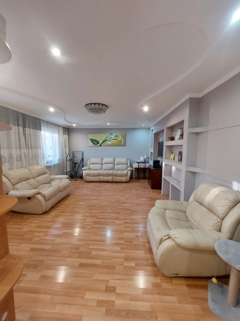 Купить квартиру на вторичке на улице Красных Коммунаров в Чите. Вариант № 6030, 6, площадь -  квм, цена 8800000 рублей