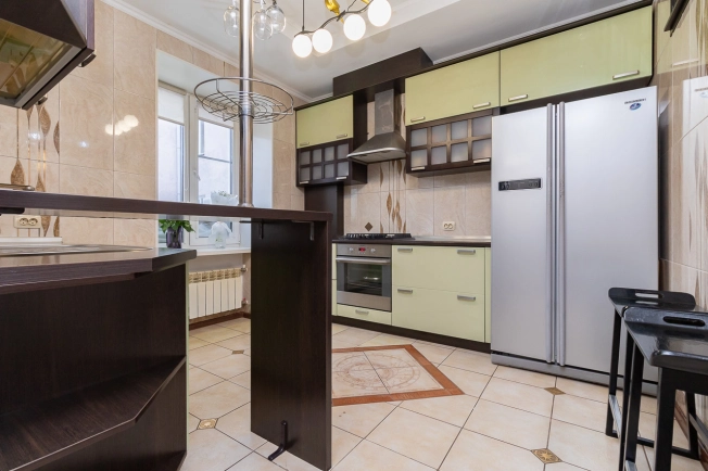 Купить четырехкомнатную квартиру в Омске. Вариант № 5503, 3, площадь -  квм, цена 13900000 рублей