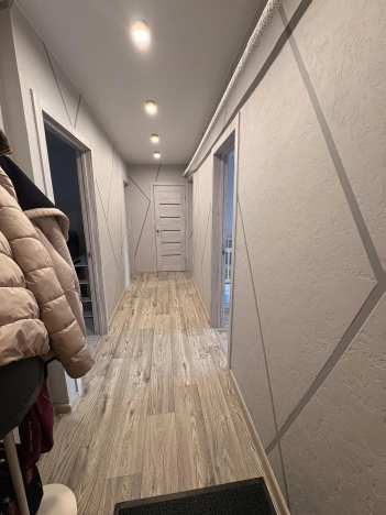 Купить трехкомнатную квартиру на улице Связистов в Новосибирске. Вариант № 6960, 8, площадь -  квм, цена 5800000 рублей