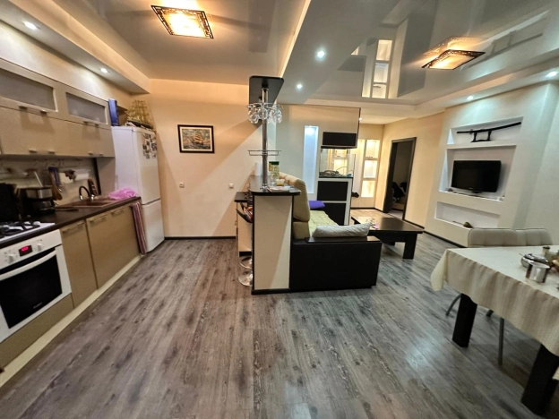 Купить двухкомнатную квартиру на вторичке в Микрорайоне 4-й, Элиста в Элисте. Вариант № 26277, 2, площадь -  квм, цена 8200000 рублей