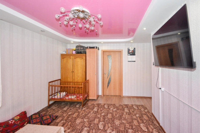 Купить четырехкомнатную квартиру в Новосибирской области. Вариант № 5540605, 8, площадь -  квм, цена 6000000 рублей