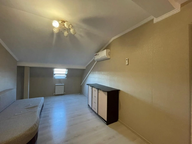 Купить трехкомнатную квартиру на вторичке в Микрорайоне 8-й, Элиста в Элисте. Вариант № 5305, 5, площадь -  квм, цена 6400000 рублей