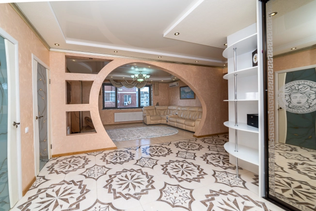 Купить трехкомнатную квартиру в Микрорайоне Фестивальный в Краснодаре. Вариант № 2681765, 18, площадь -  квм, цена 13000000 рублей