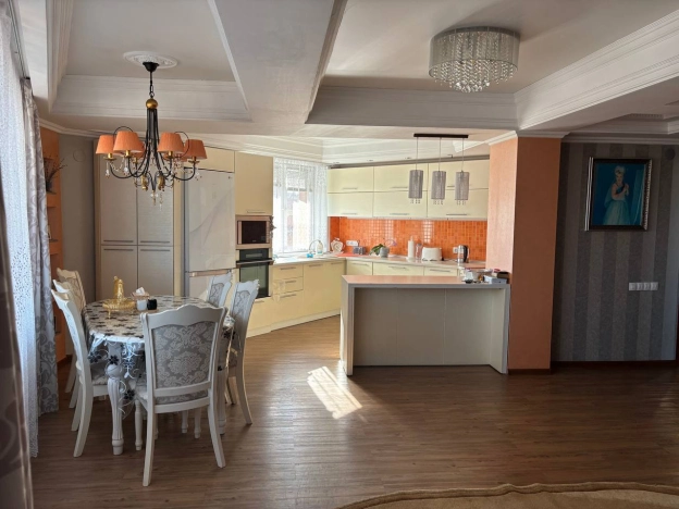 Купить трехкомнатную квартиру на улице Норильская в Улан-Удэ. Вариант № 1664719, 11, площадь -  квм, цена 18500000 рублей