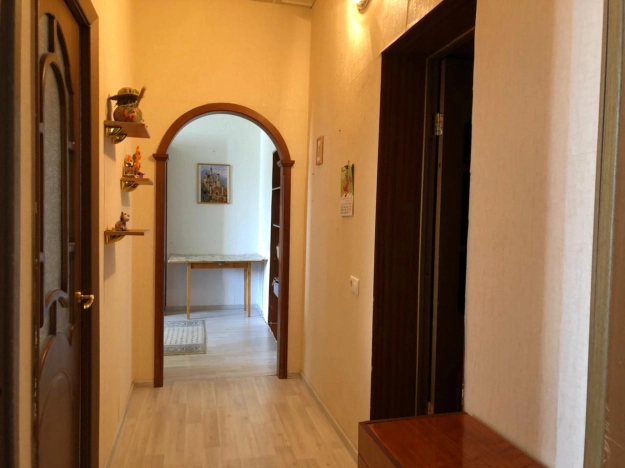 Купить трехкомнатную квартиру на улице 10 лет Октября в Омске. Вариант № 12536, 15, площадь -  квм, цена 2400000 рублей