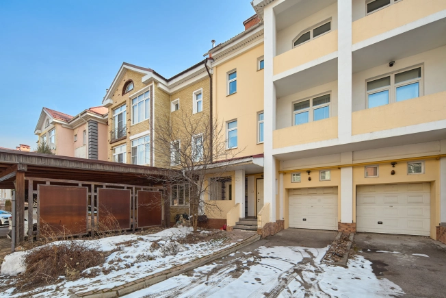 Купить таунхаус в Москве. Вариант № 1833079, 2, площадь -  квм, цена 52000000 рублей