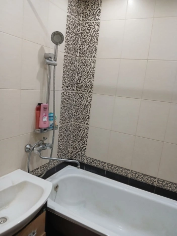 Купить трехкомнатную квартиру на вторичке в Микрорайоне 8-й, Элиста в Элисте. Вариант № 14434, 7, площадь -  квм, цена 5600000 рублей