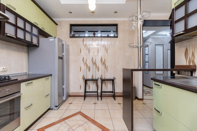 Купить четырехкомнатную квартиру в Омске. Вариант № 5503, 5, площадь -  квм, цена 13900000 рублей