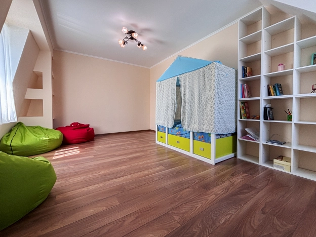 Купить трехкомнатную квартиру в Калининградской области. Вариант № 8124748, 9, площадь -  квм, цена 12500000 рублей