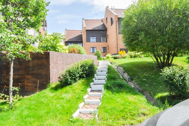 Купить четырехкомнатную квартиру в Новосибирской области. Вариант № 330510, 38, площадь -  квм, цена 14000000 рублей