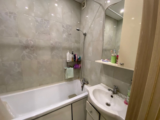 Купить трехкомнатную квартиру на вторичке в Микрорайоне 8-й, Элиста в Элисте. Вариант № 6155, 6, площадь -  квм, цена 6200000 рублей