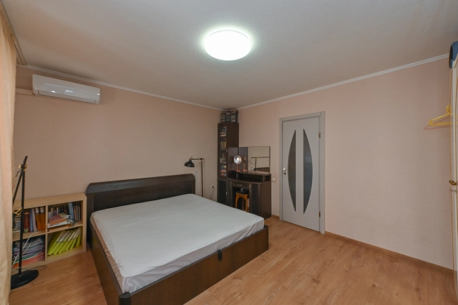 Купить трехкомнатную квартиру в Ростовской области. Вариант № 3414508, 6, площадь -  квм, цена 12950000 рублей