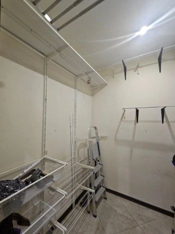 Купить трехкомнатную квартиру на улице Профсоюзная в Москве. Вариант № 10608856, 18, площадь -  квм, цена 22000000 рублей