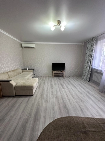 Купить дом на улице Хомутникова в Элисте. Вариант № 7913, 4, площадь -  квм, цена 7800000 рублей