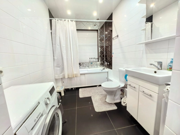 Купить трехкомнатную квартиру в Микрорайоне 8-й, Элиста в Элисте. Вариант № 7844342, 18, площадь -  квм, цена 8600000 рублей