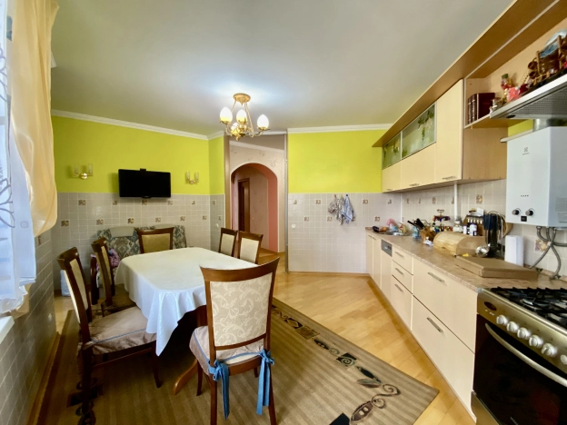 Купить многокомнатную квартиру в Республике Башкортостан. Вариант № 6281, 8, площадь -  квм, цена 10100000 рублей