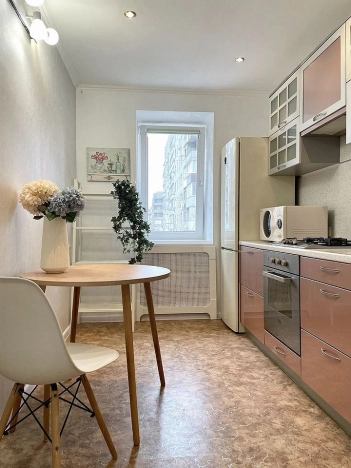 Купить трехкомнатную квартиру в Ростовской области. Вариант № 9614192, 9, площадь -  квм, цена 7800000 рублей