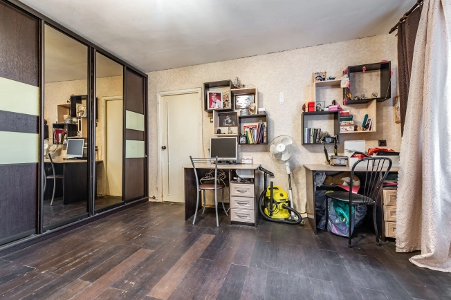 Купить трехкомнатную квартиру у метро Горьковская в Санкт-Петербурге. Вариант № 2064417, 9, площадь -  квм, цена 6500000 рублей