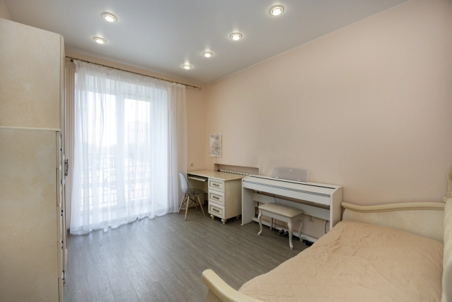 Купить трехкомнатную квартиру на вторичке на улице Комсомольская в Благовещенске. Вариант № 5249327, 12, площадь -  квм, цена 15800000 рублей