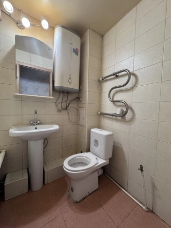 Купить трехкомнатную квартиру в Приморском крае. Вариант № 2988038, 6, площадь -  квм, цена 5870000 рублей