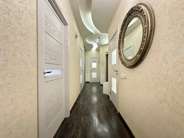 Купить трехкомнатную квартиру в районе Выборгский в Санкт-Петербурге. Вариант № 51922, 14, площадь -  квм, цена 18750000 рублей