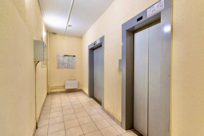 Купить трехкомнатную квартиру на улице Малоохтинский проспект в Санкт-Петербурге. Вариант № 6965550, 30, площадь -  квм, цена 14400000 рублей