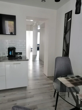 Купить трехкомнатную квартиру на улице Тесла в Новосибирской области. Вариант № 7591648, 19, площадь -  квм, цена 9850000 рублей