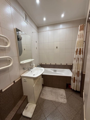 Снять квартиру в районе Ленинградский в Калининграде. Вариант № 5921800, 3, площадь -  квм, цена 26000 рублей