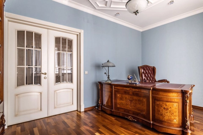 Купить четырехкомнатную квартиру в ЮЗАО в Москве. Вариант № 2442981, 34, площадь -  квм, цена 110000000 рублей