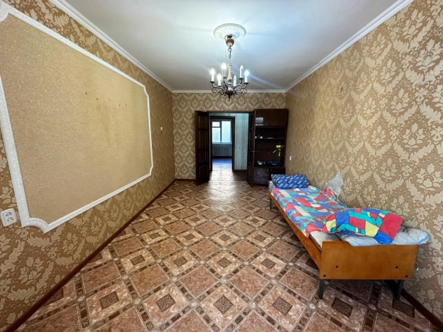 Купить трехкомнатную квартиру на вторичке в Микрорайоне 8-й, Элиста в Элисте. Вариант № 15015, 1, площадь -  квм, цена 4800000 рублей