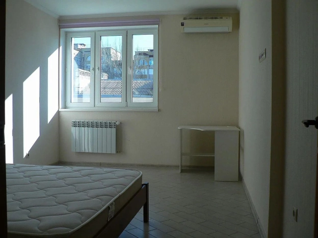 Купить однокомнатную квартиру в Ростовской области. Вариант № 9704930, 4, площадь -  квм, цена 8500000 рублей